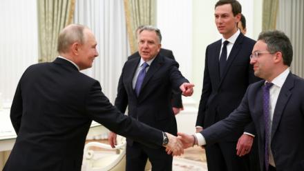 Une photo distribuée par l'agence d'Etat russe Spoutnik montre le président Vladimir Poutine recevant les émissaires américains Steve Witkoff, Jared Kushner et Josh Gruenbaum, le 22 janvier 2026 au Kremlin