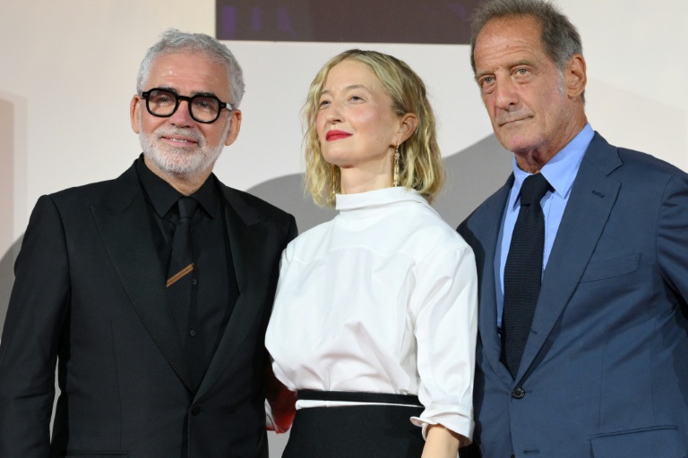 (g-d) Le réalisateur français Stéphane Brizé, l'actrice italienne Alba Rohrwacher et l'acteur français Vincent Lindon lors de la montée des marches pour la projection du film 