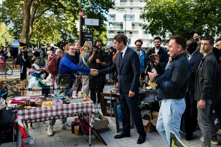 Gabriel Attal, secrétaire général de Renaissance et candidat à la présidentielle de 2027, fait un selfie avec une personne venue le saluer lors d'une visite à la braderie de Lille, le 5 septembre 2026