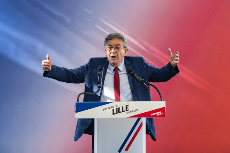 Le leader de La France insoumise et candidat à l'élection présidentielle française Jean-Luc Mélenchon tient un discours à la braderie de Lille, le 5 septembre 2025