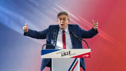Le leader de La France insoumise et candidat à l'élection présidentielle française Jean-Luc Mélenchon tient un discours à la braderie de Lille, le 5 septembre 2025