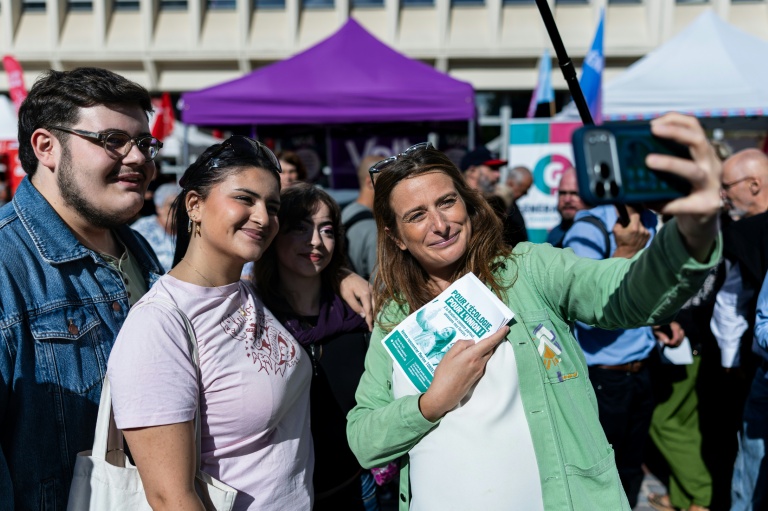 Marine Tondelier (d), cheffe de file des Ecologistes, fait un selfie avec des visiteurs à la braderie de Lille, le 5 septembre 2026 dans le Nord