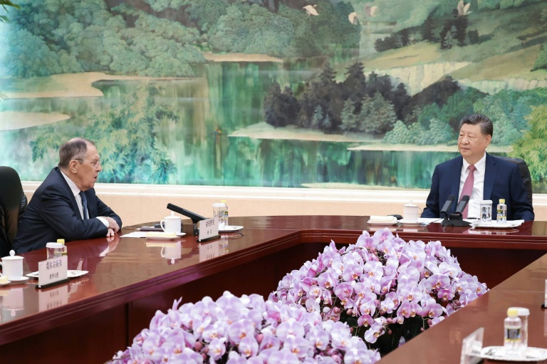 Photo diffusée par le ministère russe des Affaires étrangères, le 15 avril 2026, montrant le ministre russe des Affaires étrangères Sergueï Lavrov (g) et le président chinois Xi Jinping lors d'une réunion à Pékin