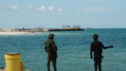 Forces de sécurité surveillant le projet gazier de TotalEnergies, dans la province de Cabo Delgado, au Mozambique, en septembre 2022.
