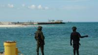 Un policier (d) et un soldat rwandais montent la garde près du projet Total Mozambique LNG à Afungi, dans la province de Cabo Delgado, au Mozambique, le 29 septembre 2022