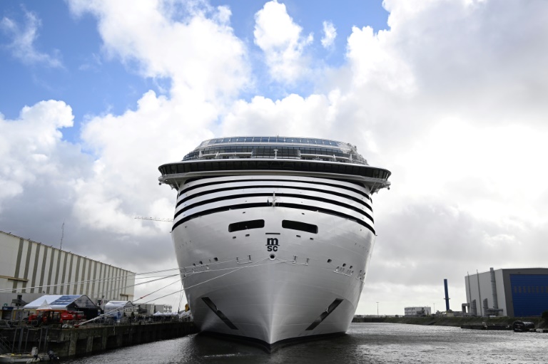 Le MSC World Europa, premier paquebot construit en France propulsé au GNL (gaz naturel liquéfié), le 24 octobre 2022 à Saint-Nazaire