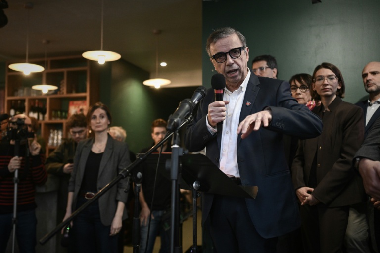 Le maire écologiste Pierre Hurmic (c), candidat à sa réélection, lors du lancement de sa campagne pour les muncipales, le 9 janvier 2026 à Bordeaux