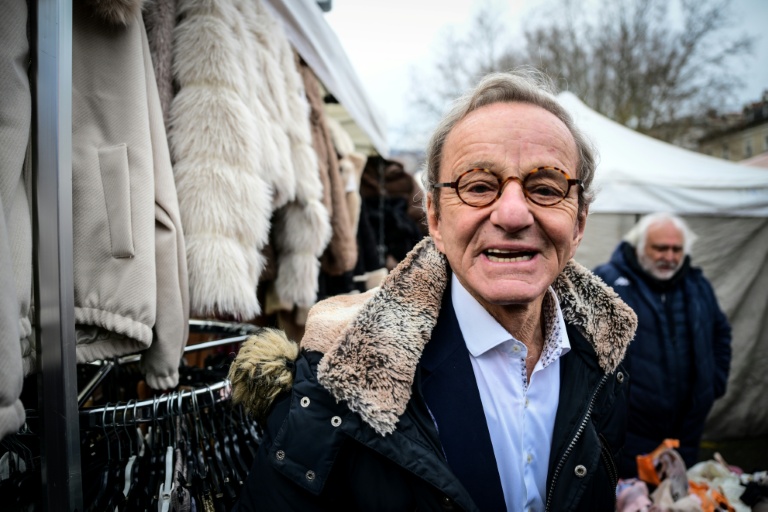 Alain Carignon, ancien ministre et ancien maire de Grenoble, candidat tête de liste des Républicains à la mairie de Grenoble, distribue des tracts de campagne sur un marché, le 7 février 2026 à Grenoble