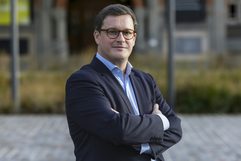 Le maire socialiste de Lille, Arnaud Deslandes, le 10 décembre 2025 devant l'hôtel de ville