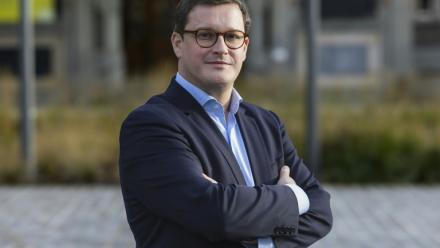 Le maire socialiste de Lille, Arnaud Deslandes, le 10 décembre 2025 devant l'hôtel de ville