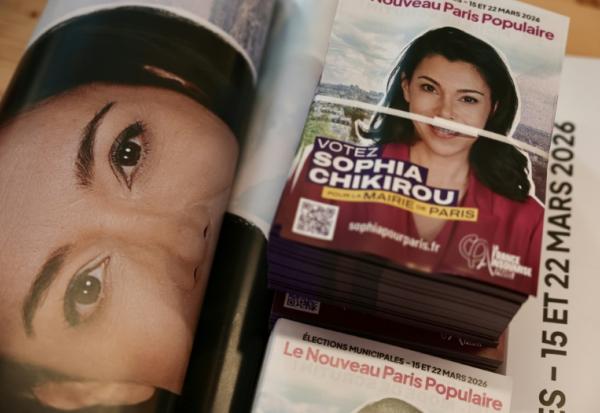 Des affiches et des tracts de la députée Sophia Chikiro, ucandidate LFI à la mairie de Paris, lors du lancement de sa campagne pour les municipales, le 14 novembre 2025 à Paris