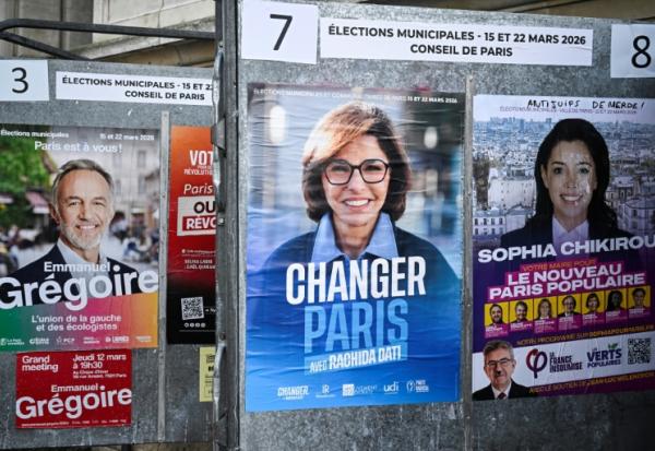 (g-d) Des affiches électorales d'Emmanuel Grégoire, candidat de la gauche unie hors LFI, de l'ex-ministre de la Culture et candidate des Républicains (LR) Rachida Dati et de la candidate de la France Insoumise Sophia Chikirou à Paris, le 5 mars 2026