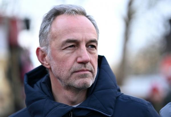 Emmanuel Grégoire, député du Parti socialiste (PS) et candidat à la mairie de Paris, lors d'une visite de campagne dans le 13e arrondissement de Paris le 11 janvier 2026