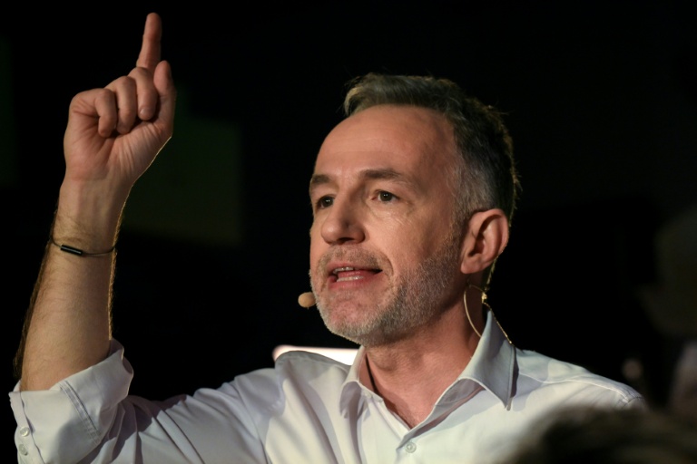Emmanuel Grégoire, candidat de la gauche unie (hors LFI) à la mairie de Paris, en campagne dans la capitale le 14 mai 2026 