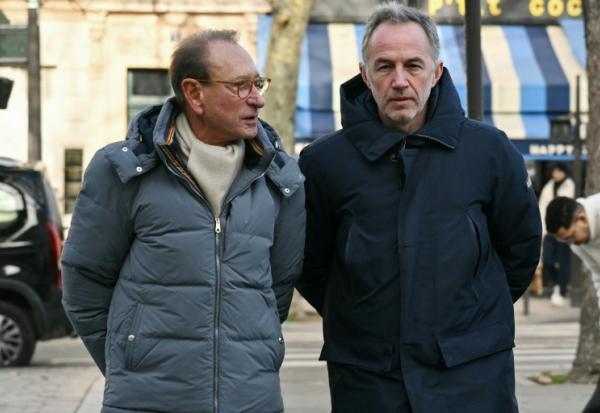 L'ex-maire de Paris Bertrand Delanoë et le candidat PS à la mairie de Paris sur un marché de la capitale, le 11 janvier 2026