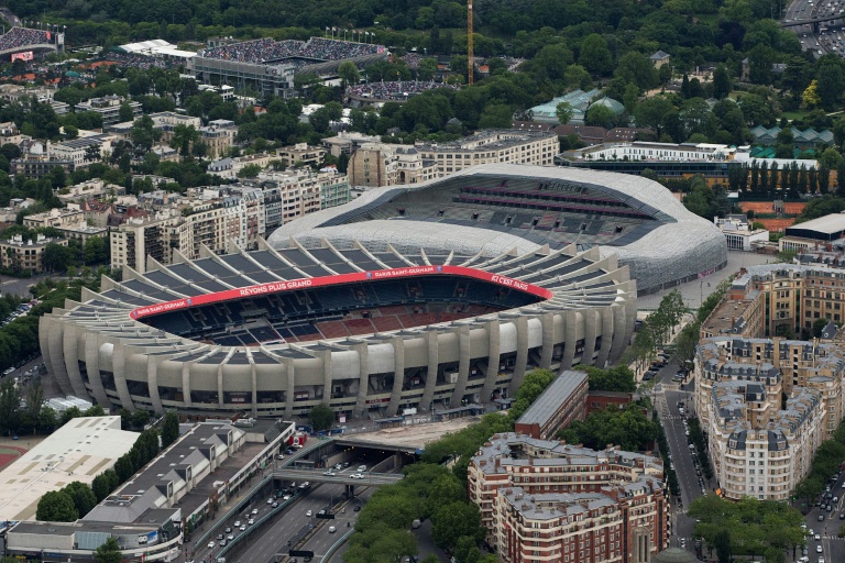 Le Parc des Princes (G) et le stade Jean Bouin à Paris 29 mai 2015