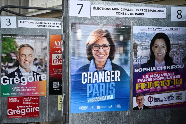 Les panneaux électoraux pour les municipales à Paris avec de gauche à droite le candidat socialiste Emmanuel Grégoire, la candidate Les Républicains Rachida Dati et la candidate LFI Sophia Chikirou, à Paris le 5 mars 2026