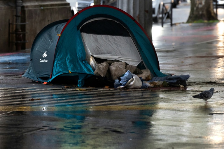 Une tente d'un sans-abri dans une rue de Paris, le 25 novembre 2025