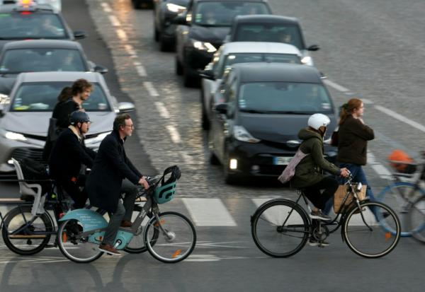 Vélos à l'heure de pointe dans Paris, le 8 octobre 2024