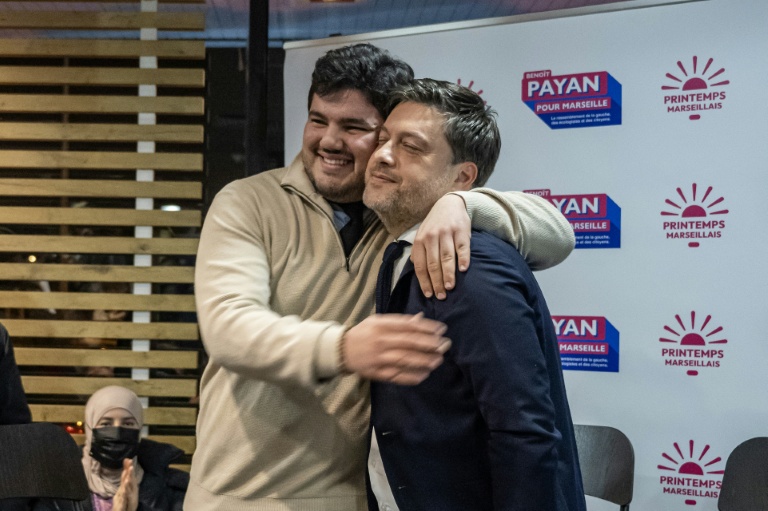 Le militant écologiste et anti-drogue Amine Kessaci (G) et le maire de Marseille Benoit Payan, le 18 décembre 2025 à Marseille