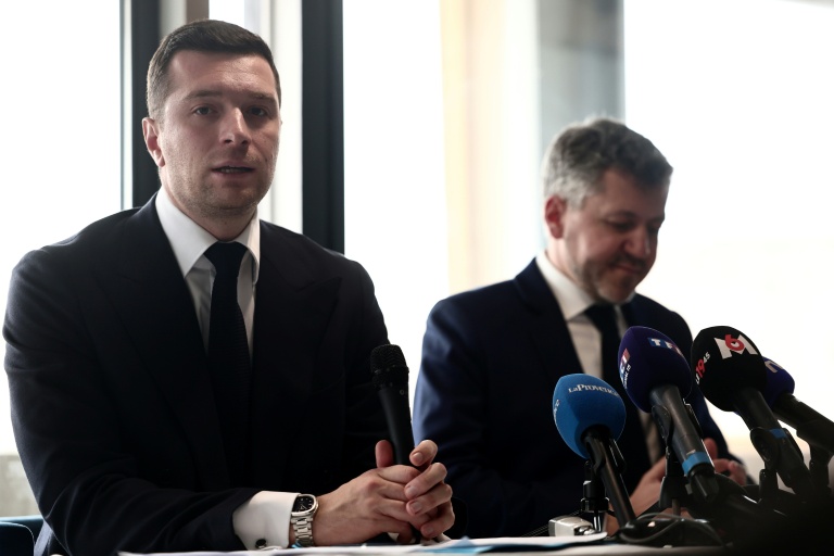 Le président du Rassemblement national Jordan Bardella, à gauche, avec à sa droite le candidat RN à la mairie de Marseille Franck Allisio, le 6 mars 2025, à Marseille