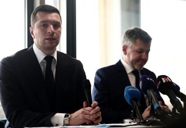 Le président du Rassemblement national Jordan Bardella, à gauche, avec à sa droite le candidat RN à la mairie de Marseille Franck Allisio, le 6 mars 2025, à Marseille