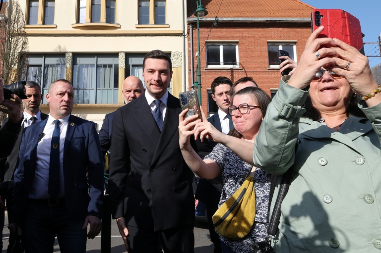 Jordan Bardella en campagne à Lens en soutien au candidat RN Bruno Clavet, le 5 mars 2026