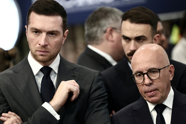 Jordan Bardella (G) et Eric Ciotti, le 19 novembre 2025 à Villepinte
