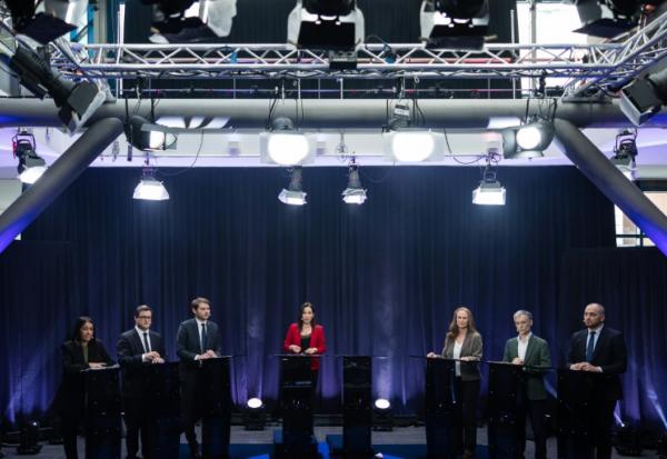 (g-d) Les candidats à la mairie de Lille, Lahouaria Addouche (LFI), le maire sortant Arnaud Deslandes (PS), Louis Delemer (LR), Violette Spillebou, députée de l'Ensemble pour la République, Stéphane Baly (EELV) et Matthieu Valet (RN) participent à un débat diffusé par la chaîne de télévision France 3 Nord-Pas-de-Calais, le 4 mars 2026 à Lille, dans le Nord