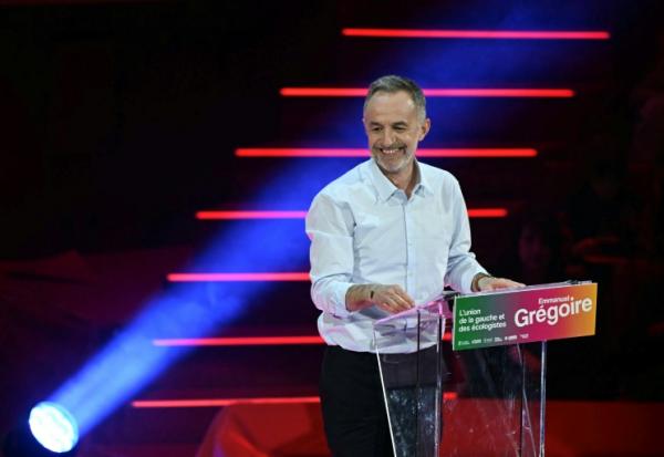Le député socialiste, candidat de la gauche unie hors LFI à la mairie de Paris, Emmanuel Grégoire, lors d'un meeting électoral au Cirque d'Hiver à Paris le 12 mars 2026