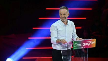 Le député socialiste, candidat de la gauche unie hors LFI à la mairie de Paris, Emmanuel Grégoire, lors d'un meeting électoral au Cirque d'Hiver à Paris le 12 mars 2026