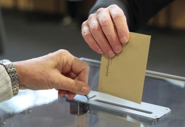 La gauche socialiste et ses alliés sortent affaiblis des élections municipales dans les villes moyennes, contrairement à la droite qui maintient ses positions et au Rassemblement national qui gagne du terrain