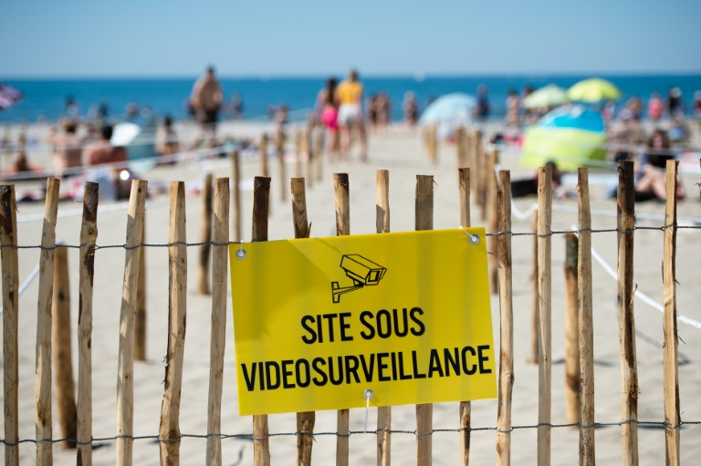 Une plage placée sous vidéosurveillance, à La Grande Motte (Hérault), le 21 mai 2020