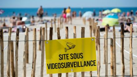 Une plage placée sous vidéosurveillance, à La Grande Motte (Hérault), le 21 mai 2020