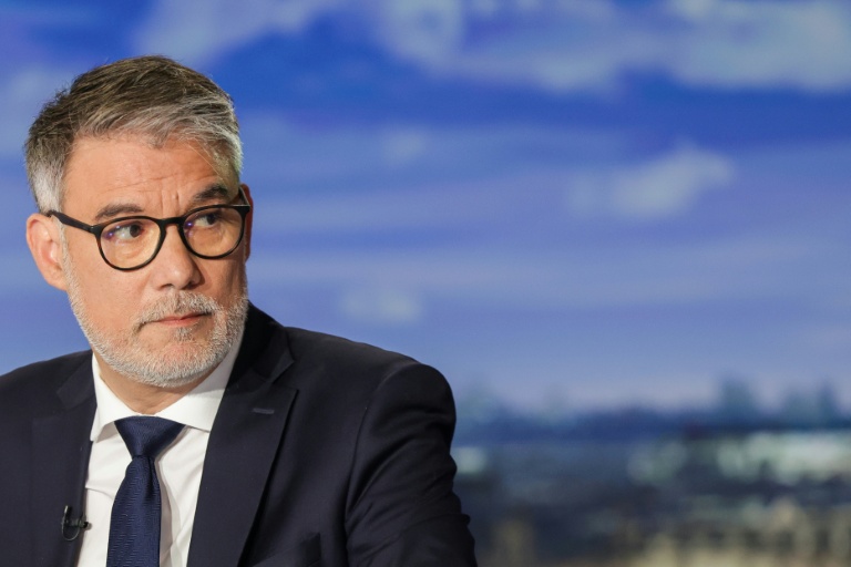 Le premier secrétaire du PS Olivier Faure pose sur le plateau de France2 le 16 mars 2026