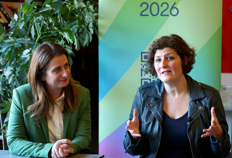 La secrétaire nationale des Ecologistes Marine Tondelier au côté de la maire écologiste de Strasbourg Jeanne Barseghian, le 16 janvier 2026 à Strasbourg