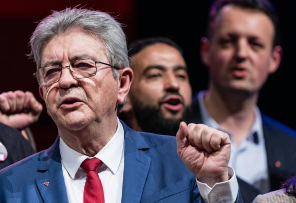 Le fondateur de La France Insoumise (LFI), Jean-Luc Mélenchon, lève le poing lors d'un meeting électoral en soutien au député David Guiraud, candidat aux élections municipales à Roubaix, dans le nord de la France, le 31 janvier 2026