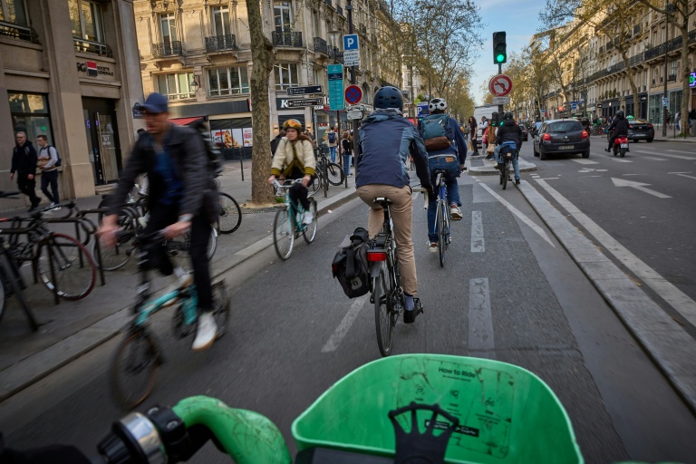 A Paris, où le nombre de pistes cyclables a été démultiplié, pour atteindre 1.500 km, 