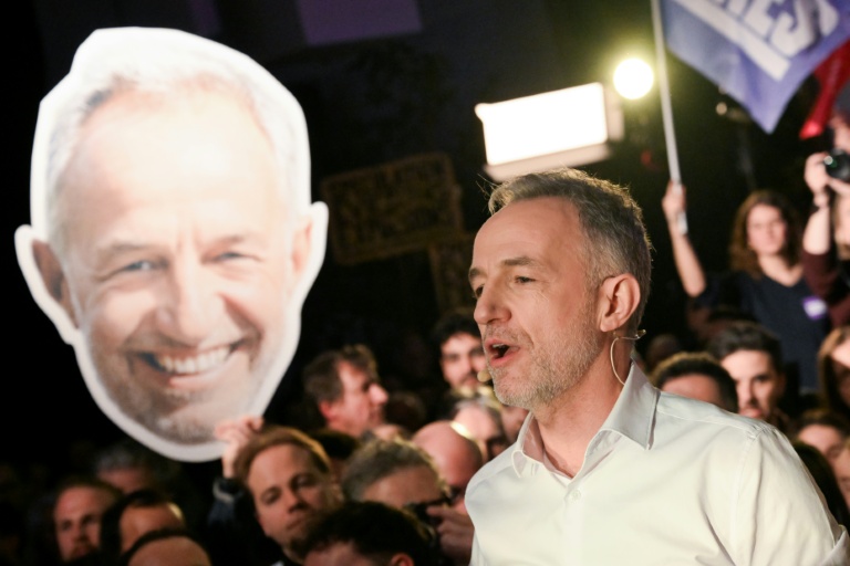 Le candidat de l'union de la gauche hors LFI à Paris, Emmanuel Grégoire, en meeting à La Bellevilloise, dans la capitale, le 14 janvier 2026