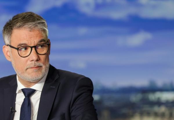 Le premier secrétaire du PS Olivier Faure sur le plateau de France2 à Paris le 16 mars 2026