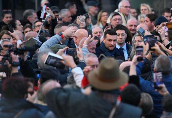Le président du Rassemblement National (RN) Jordan Bardella lors d'une visite sur un marché d'Agde, dans le sud de la France, le 7 février 2026