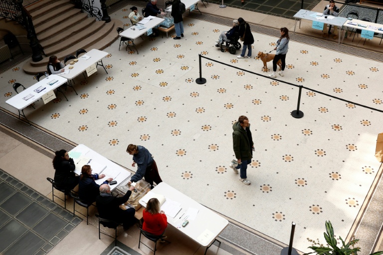 Des électeurs votent au second tour des municipales, le 22 mars 2026 à Paris