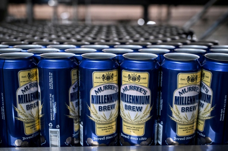 Des canettes de bière sur la ligne de production de la brasserie Murree, le 17 décembre 2025, à Rawalpindi, au Pakistan