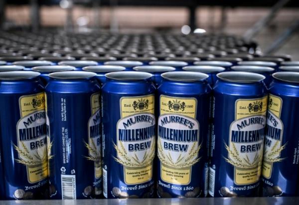 Des canettes de bière sur la ligne de production de la brasserie Murree, le 17 décembre 2025, à Rawalpindi, au Pakistan