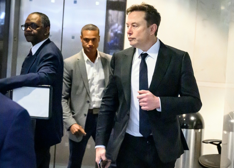 Elon Musk arrive au tribunal fédéral d'Oakland, en Californie, le 30 avril 2026

