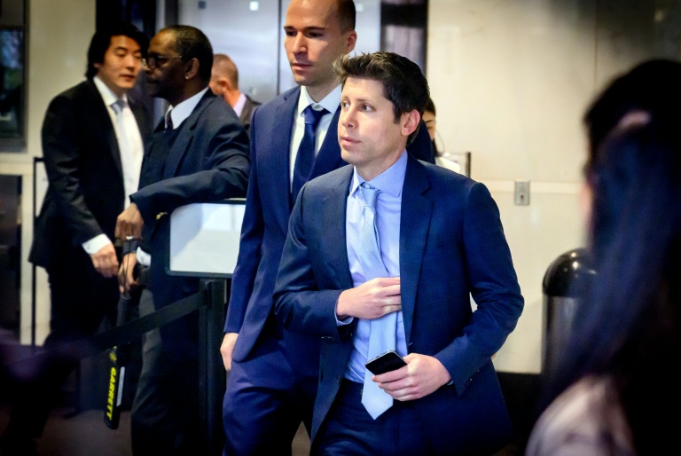 Sam Altman (d), PDG d'OpenAI, et Greg Brockman, président et cofondateur d'OpenAI, arrivent au tribunal fédéral d'Oakland, en Californie, le 30 avril 2026