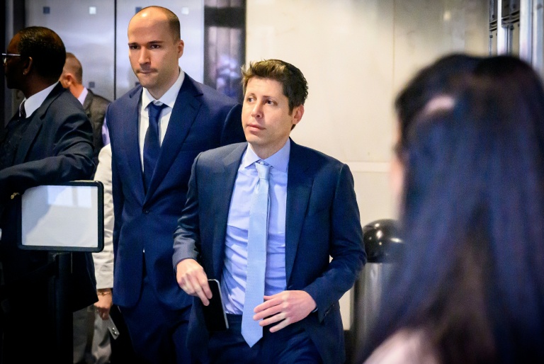 Le patron d'OpenAI Sam Altman avec, à gauche, son compagnon de route Greg Brockman, au tribunal d'Oakland en Californie, le 30 avril 2026