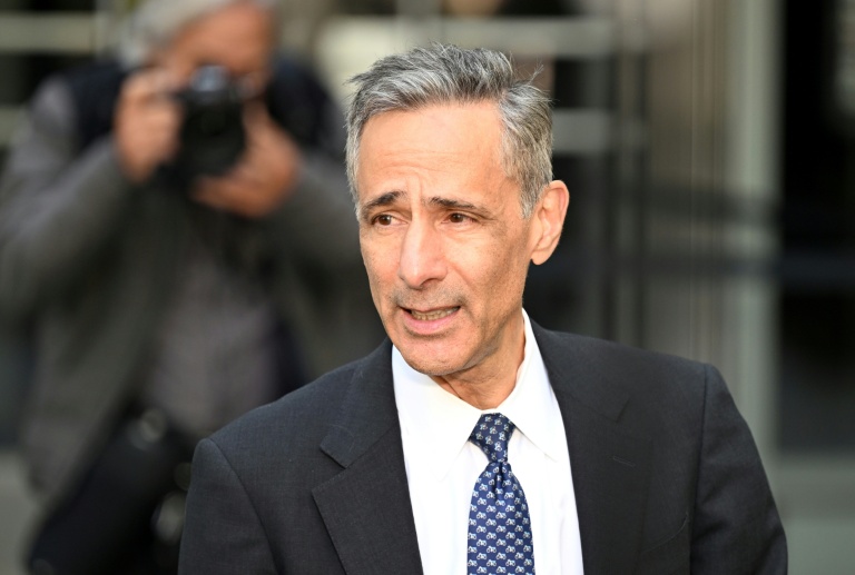 William Savitt, avocat principal d'OpenAI, s'adresse aux journalistes devant le tribunal fédéral d'Oakland, en Californie, le 30 avril 2026