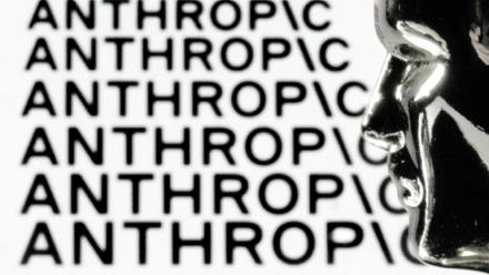 Le report par Anthropic de son nouveau modèle d'IA Mythos, présenté comme capable de provoquer une vague sans précédent de cyberattaques, a retenti comme un signal d'alarme jusqu'aux plus hautes sphères étatiques