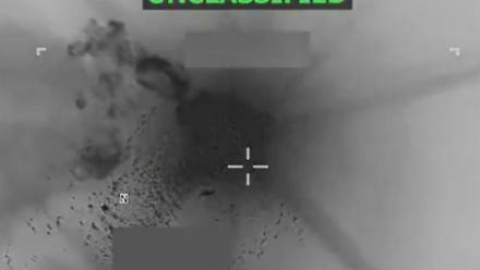 Image tirée d'une vidéo publiée par le secrétaire américain à la Défense Pete Hegseth sur son compte X, le 24 octobre 2025, montrant ce que Hegseth dit être des forces militaires américaines menant une frappe sur un navire de narcotrafiquants dans la mer des Caraïbes, le 23 octobre 2025